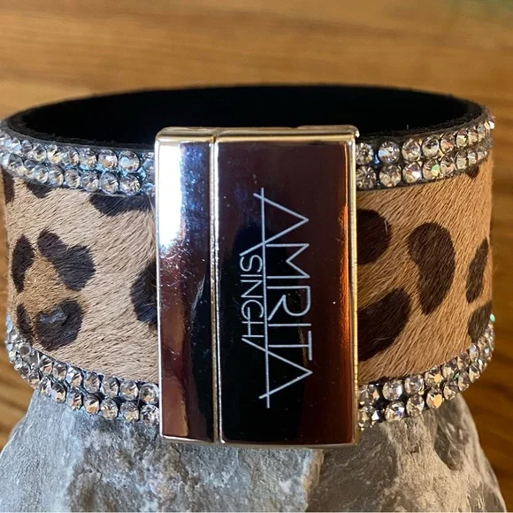 Stunning cuff with magnetic closure bracelet - Picture 4 of 5